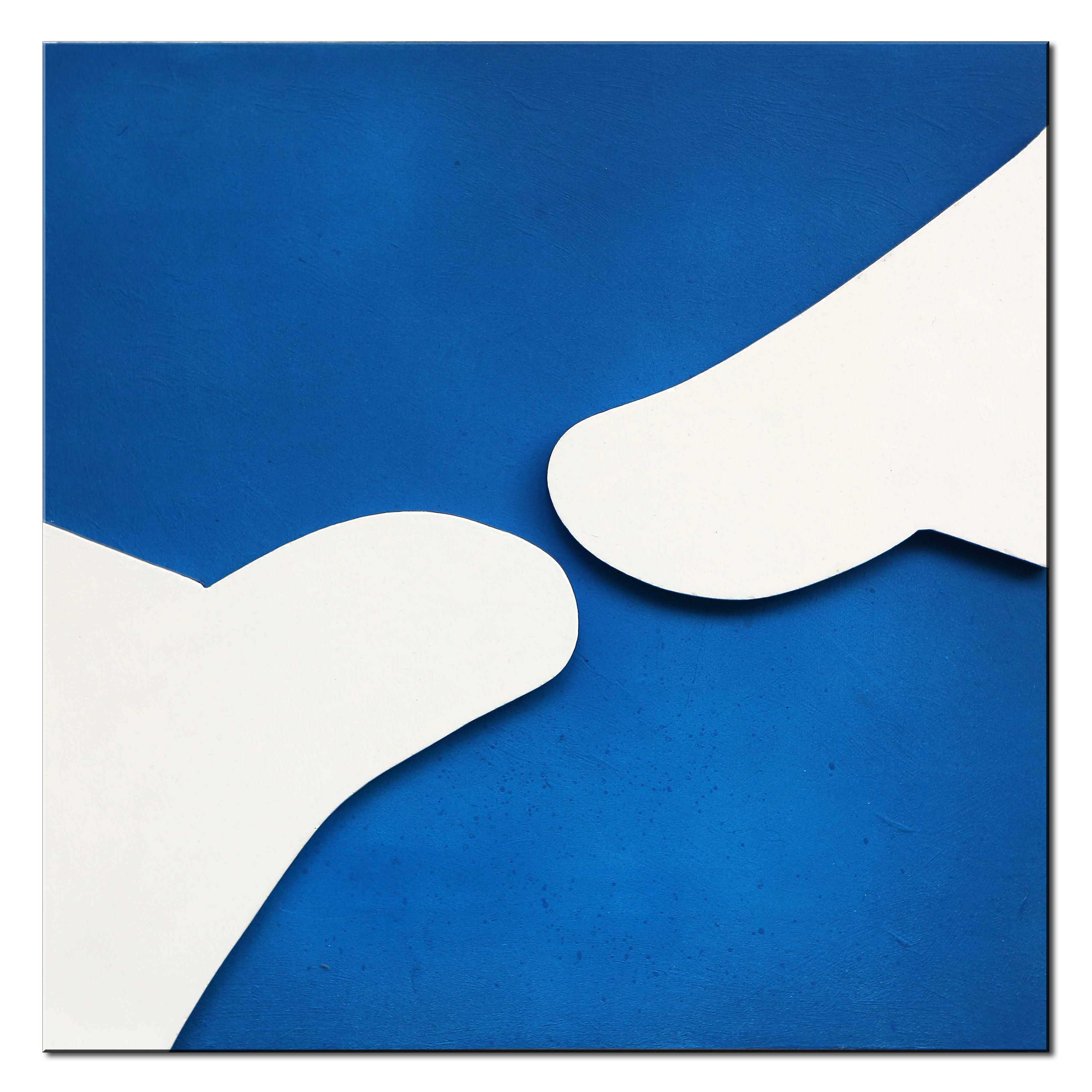 witte vormen op blauwe achtergrond geïnspireerd door René Daniëls en Hans Arp