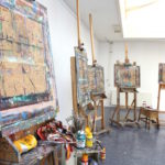 De schilders ezels en de verf staan klaar in het schilders atelier
